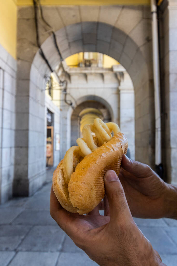 tipico bocadillo de calamares en la Plaza Mayor de Madrid